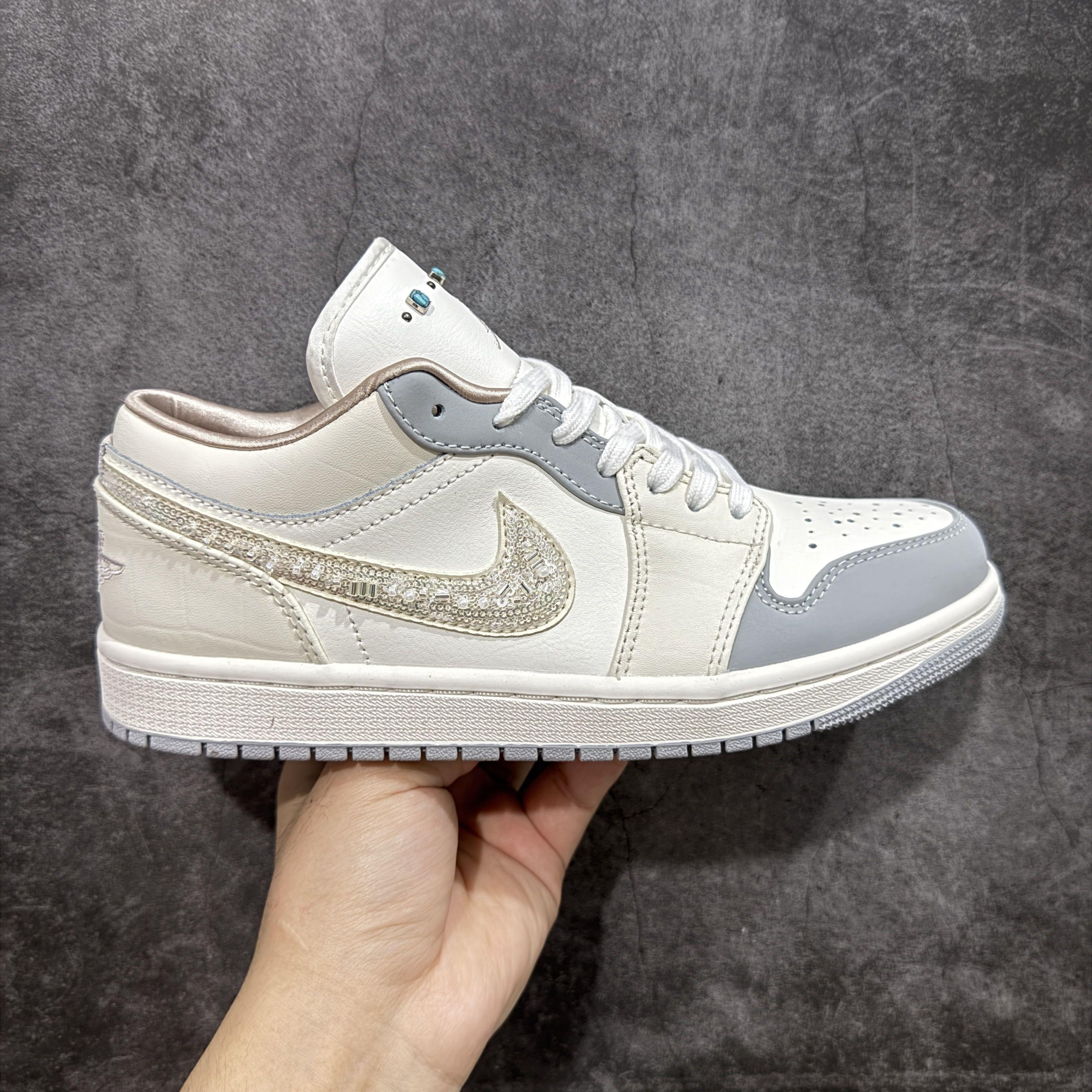 种草这双浅米白Air Jordan 1女款板鞋,太懂女生了!